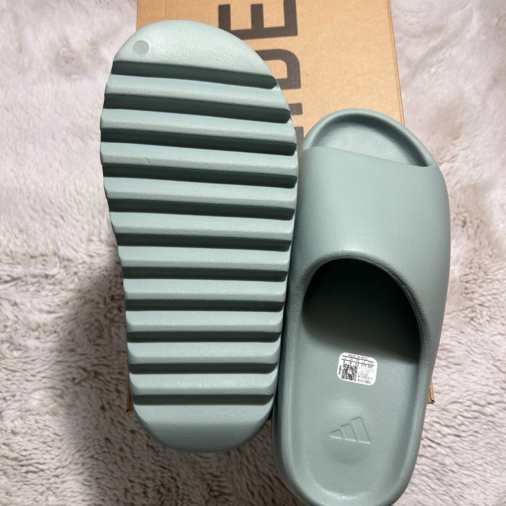 NIB Yeezy Slides Salt Size 9 **See Below** - Picture 2 of 8
